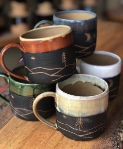 Beginner Pottery, Spoon Rests, Pottery Glazes, Pottery Crafts, Diy Pottery, Ceramics Pottery Art, Ceramics Ideas Pottery, Sgraffito, Wine Cups