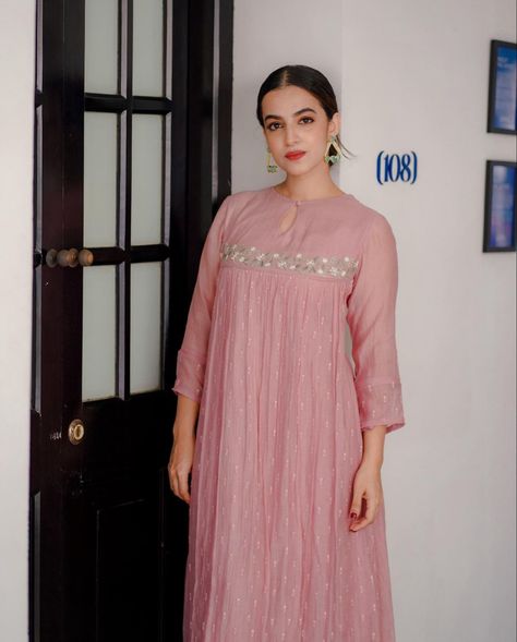 Anarkali Designs, Gown Party Wear, Kurta Patterns, Salwar Pattern, Churidar Designs, Simple Kurta Designs, Designer Kurti Patterns, Simple Kurti Designs, Salwar Designs