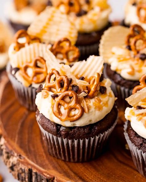 Easy Vanilla Frosting, Crunchy Toppings, Toffee Bites, Popular Cookies, Chocolate Zucchini Bread, Eat Cupcakes, Yummy Desserts Easy, Salty Treats, Cupcake Flavors