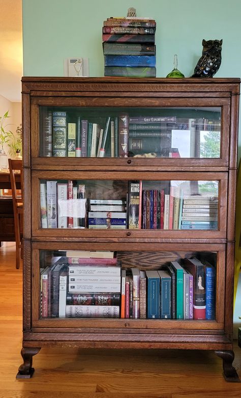 Barrister Bookcase Living Room, Vintage Bookcase With Glass Doors, Rustic Bookshelf Styling, Old Fashioned Bookshelves, Antique Book Shelves, Curio Cabinet Decor Ideas Display, Mismatched Bookcases, Antique Bookcase Styling, Antique Bookshelf Decor