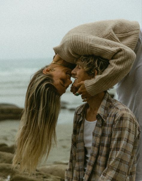 Engagement Photo Shoot Beach, Engagement Pictures Beach, Fall Couple Photos, Engagement Shoot Outfit, Fall Couples, Cute Engagement Photos, Couple Engagement Pictures, Idaho Wedding, Couples Outfit