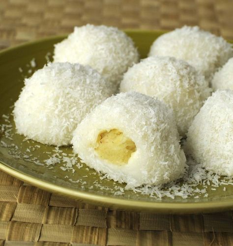 Boules coco asiatiques - Ôdélices : Recettes de cuisine faciles et originales ! Mochi Donuts Recipe, Christmas Appetizers Easy, Carrot Cookies, Sugar Dough, Coconut Balls, Glutinous Rice Flour, Thanksgiving Appetizers, Asian Desserts, Glutinous Rice