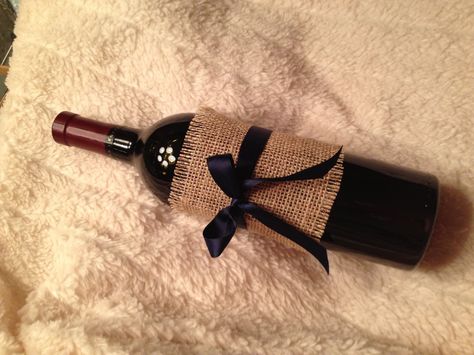 Dress up a housewarming bottle of wine wrapped in burlap and tied w/ a pretty bow!  Add a note for a personalized touch. How To Gift Wrap Bourbon Bottle, Bottle Of Wine Gift Ideas, Wine Gift Wrapping, Wine Pull, Bottle Gift Wrapping, Wine Wrap, Grab Bag Gifts, Table Labels, Liquor Gifts