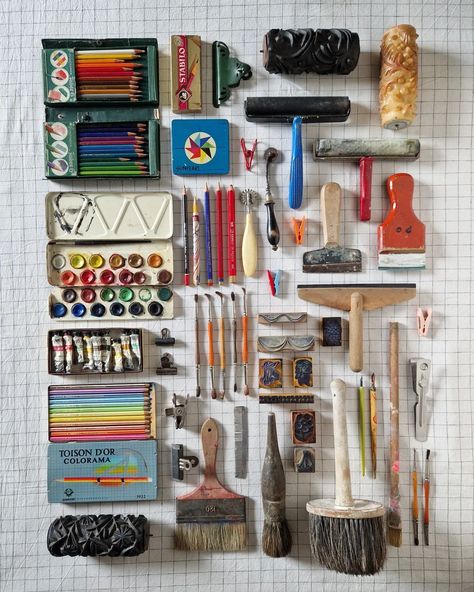 Vintage art supplies lay down on a table in the artist studio. Brushes, pencils, stamps, and mark making tools Vintage Art Supplies Aesthetic, Abstract Art Supplies, Art Supply Aesthetic, Craft Materials Art Supplies, Art Set Up, Art Materials Aesthetic, Aesthetic Art Supplies, Art Supplies Aesthetic, Packaging Moodboard