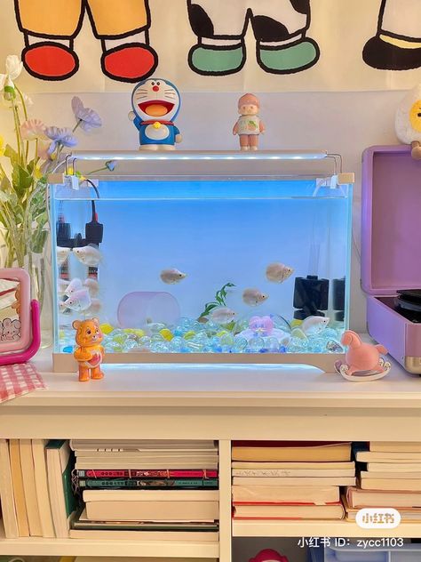 Pastel Fish Tank, Cute Aquarium, Pet Fish Aesthetic Tank, Peceras Aesthetic, Cute Fish Tank, Aesthetic Fish Tank, Aesthetic Fish Tank Ideas, Fish Tank Aesthetic, Cool Fish Tank Decorations