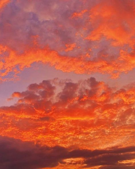 Orange Sky Sunset, Orange Clouds Aesthetic, Orange Hour, Fire Sunset, Sky Pics, Artistic Wallpaper, Cloud Photos, Romantic Sunset, Sky Pictures