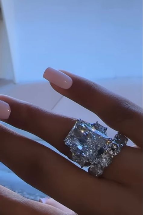 Massive Diamond Rings, Diamond Rings Black Women, Baddie Wedding Ring, Huge Wedding Rings Big Diamonds Rocks, Big Diamond Rings For Women, Ring On Black Skin, Cardi B Engagement Ring, Biggest Wedding Ring, Big Wedding Rings Gold