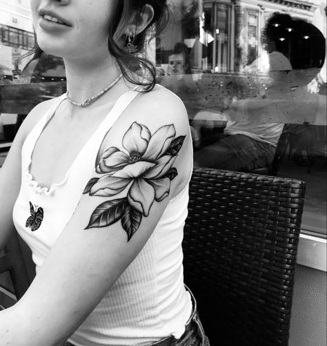 #magnolia #tattooideas #magnoliatattoo #flowertattoo #girltattoo #femininetattoo Black And White Magnolia Tattoo, White Magnolia Tattoo, Southern Magnolia Tattoo, Magnolia Tree Tattoo, Tattoo Emo, Bob Tattoo, Peach Tattoo, Tattoo Japanese Style, Magnolia Tattoo