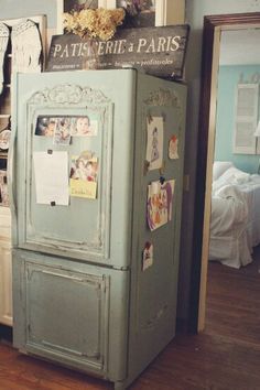 I need to know who can make my refrigerator look like this!!!... It's gorgeous!!! Refrigerator Paint, Old Fridge, Fridge Makeover, Cocina Shabby Chic, Estilo Shabby Chic, Style Shabby Chic, Viria, Chic Kitchen, Chic Living