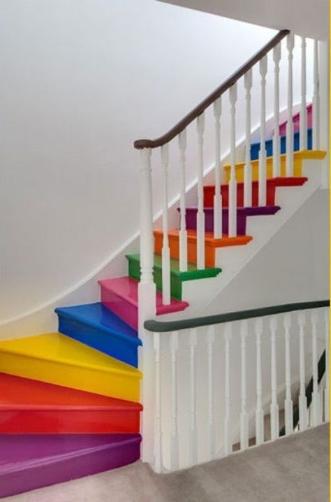 Rainbow stairs – a simple way of adding color and dynamism to a décor Dopamine Decorating, Painted Stairs, Bright Rainbow, Stairway To Heaven, Painted Floors, Stairs Design, Diy Wall Decor, Railing, 인테리어 디자인