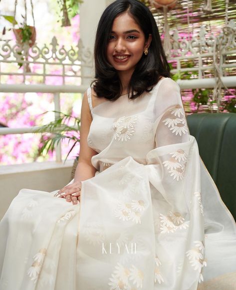 White Saree For Convocation, Ahaana Krishna In Saree, Convocation Saree Graduation Indian, White Saree Aesthetic, Farewell Sarees For Teens, Convocation Saree, Graduation Saree, Pastel Sarees, Office Wear Saree