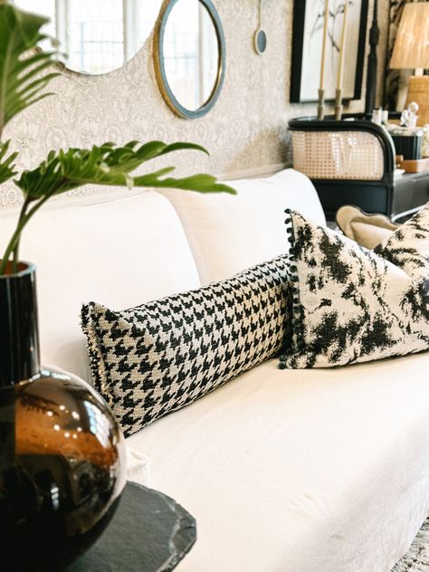 Houndstooth Houndstooth Home Decor, Houndstooth Interior Design, Houndstooth Sofa, Cushions Styling, Black And White Sofa, Houndstooth Pillows, Record Decor, Couch Styling, Staging Ideas