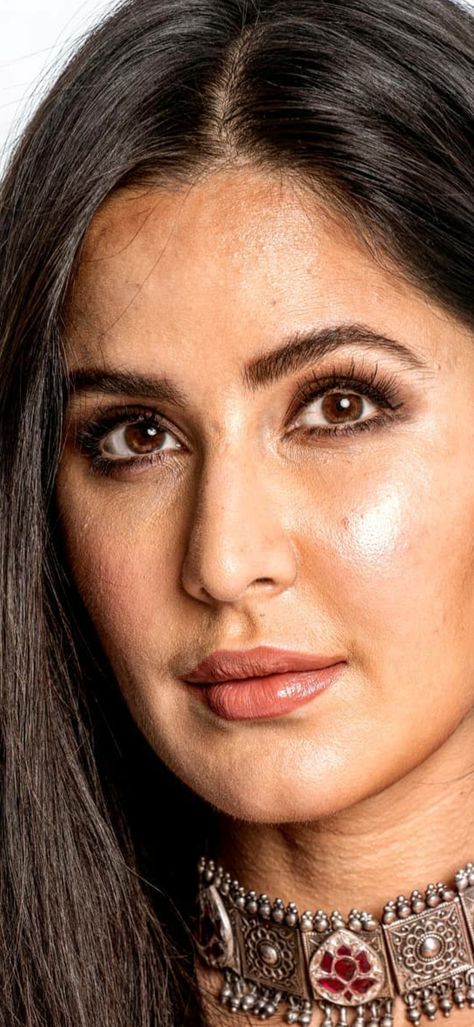 Parneeti Chopra, Allu Arjun Hairstyle, Big Nose Beauty, Gal Gardot, Katrina Kaif Photo, Actress Without Makeup, Glam Photoshoot, Celebrity Beauty, Katrina Kaif