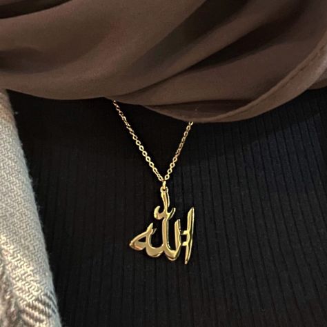 The long awaited Allah Necklace is finally here! No matter what you go through, if you have Allah in your life, establish Salah and do rightousness, happiness will find you. “Verily, in the remembrance of Allah do hearts find rest." (13:28) The Allah Pendant Necklace features an elegant chain and is avaliable in 18K Gold plated, Rose Gold and Silver. Length: 45 - 55cm Adjustable (18 - 21 inches). Pendant Diameter:  2.5 cm (1 inch) Adjustable chain length Hypoallergenic: Sensitive Skin-Friendly. Allah Gold Necklace, Allah Necklace Gold, Zulfiqar Necklace, Islam Necklace, Allah Necklace, Air Plain, Allah Pendant, Kartu Doa, Islamic Jewelry