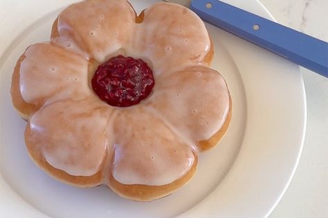 Flower Donuts Recipe, Flower Donut Ideas, Donut Flower, Flower Donut, Cream Buns, Shaped Food, Mint Cookies, Bear Cookies, Donut Shape