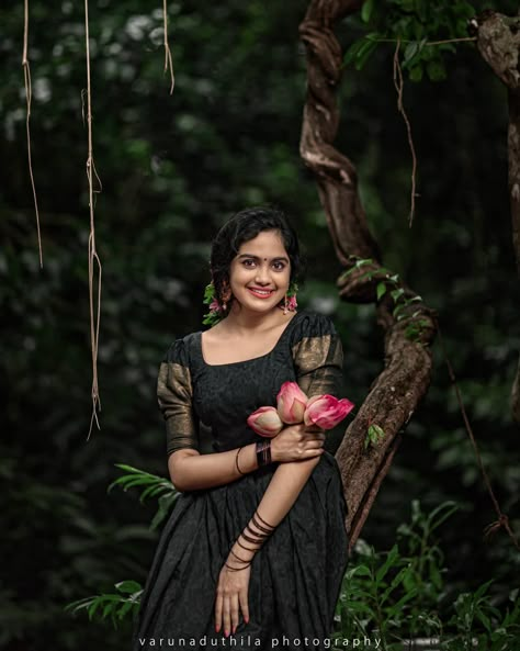 Devika Sanjay stills in traditional Kerala dress - South Indian Actress Pattu Pavada Women, Onam Shoot, Devika Sanjay, Kerala Dress, Indian Wedding Photography Poses, Beautiful Casual Dresses, Indian Photoshoot, Paul George, Malayalam Actress