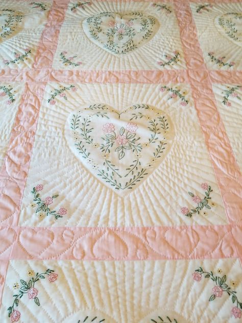 Coquette Quilt, Quilting Aesthetic, Round Quilt, Shabby Chic Quilts, Soft Quilt, Heart Quilt Pattern, Wedding Quilt, Cute Quilts, Pretty Quilt