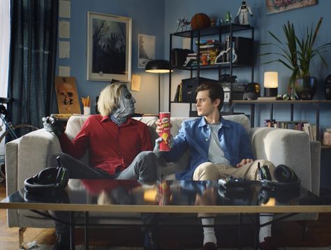 Meet Frank is Grey's latest campaign for Pringles where a zombie escapes a computer game. Zombie Character, Podcast Setup, Breaking The Fourth Wall, Snack Brands, Traditional Advertising, Video Advertising, Retro Game, Fourth Wall, Creative Ads