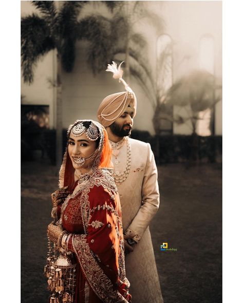 Punjabi Wedding Portraits, Punjabi Wedding Couple Poses, Sikh Couple, Wedding Matching Outfits, Sikh Wedding Photography, Punjabi Wedding Couple, Bride Groom Poses, Kurti Sleeves, Indian Wedding Poses