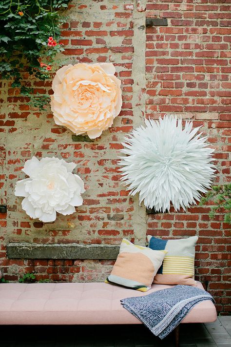 DIY Giant Paper Peonies and Spider Mums ⋆ Ruffled Paper Peony Diy, Diy Paper Flowers Tutorial, Simple Paper Flower, Giant Paper Flowers Diy, Crepe Paper Flowers Diy, Tissue Paper Flowers Diy, Diy Paper Flowers, Spider Mums, Boda Diy