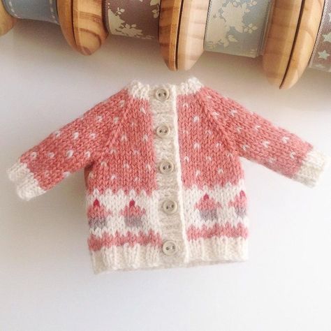 Sweater Knitting Designs, Miniature Knitting, Sweater Handmade, Knitting Dolls Clothes, Blythe Outfit, Mini Clothes, Vogue Knitting, Baby Jacke, Knit Denim