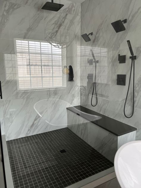 2021 Reno Shower Tile Ideas Black, Marble Shower Tile Ideas, White Marble Shower Tile, Minimalist Bathrooms, White Marble Shower, Marble Shower Tile, Black Tile Bathrooms, Tile Showers, Bathrooms Ideas