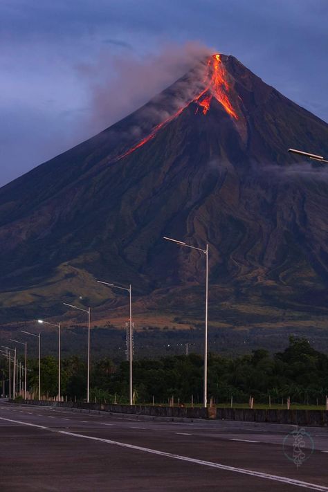 Mayon Volcano Photography, Japan Volcano, Aesthetic Landscapes, Volcano Pictures, Mayon Volcano, Arenal Costa Rica, Godzilla Wallpaper, Beautiful Locations Nature, Alam Yang Indah