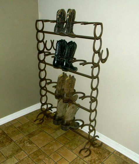 Nice Cowboy Boot Rack, Horseshoe Boot Rack, Horseshoe Crafts Projects, Cool Welding Projects, Western Designs, Welding Crafts, Horseshoe Projects, Boot Rack, Horseshoe Decor