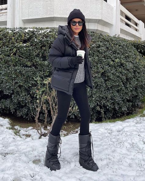 Top 35 Instagram influencer outfits round-up Cute Cold Outfits, Winter Snow Outfits, Moon Boots Outfit, Outfits Aesthetic Winter, Alaska Outfits, Snow Boots Outfit, Snow Outfits For Women, Aesthetic Winter Outfit, Minimalist Winter Outfit