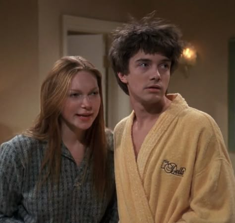 That’s 70s Show, Eric Forman Aesthetic, That 70s Show Eric, Topher Grace 90s, That 70’s Show, Eric That 70s Show, Eric And Donna, Donna That 70s Show, Donna And Eric