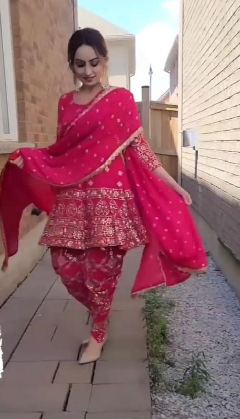 Ladies Suits Indian, Dress Hack, Dhoti Salwar, Party Wear Kurta, Pakistan Dress, Bollywood Party, Velvet Dress Designs, Punjabi Dress, Georgette Tops