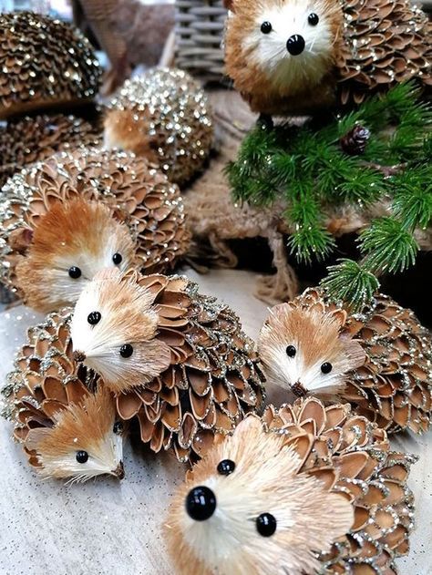 Thanksgiving Table Settings Diy, Wooden Christmas Trees Diy, Pinecone Crafts Christmas, Christmas Home Decor Ideas, Pine Cone Art, Rustic Christmas Wreath, Diy Bathroom Furniture, Diy Furniture For Small Spaces, Diy Apartment Furniture