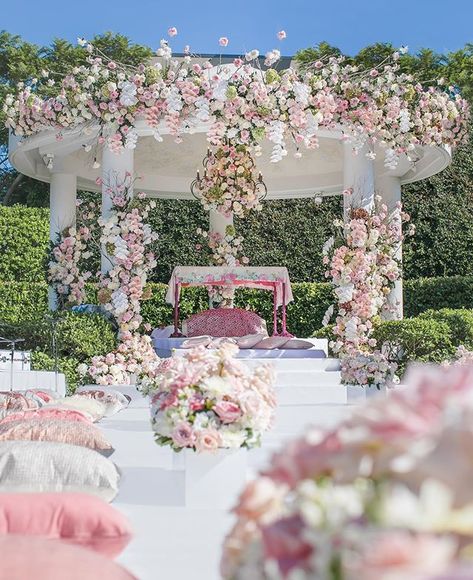 Diane Khoury on Instagram: “A gorgeous ceremony setup 💕💕 Wedding Planner/Stylist @dianekhouryweddingsandevents | flowers @johnemmanuelfloralevents | photography…” Spring Garden Decor, Wedding Chuppah, Wedding Room Decorations, Anand Karaj, Wedding Hall Decorations, Rustic Wedding Decorations, Spring Wedding Decorations, Mandap Decor, Wedding Decoration Ideas