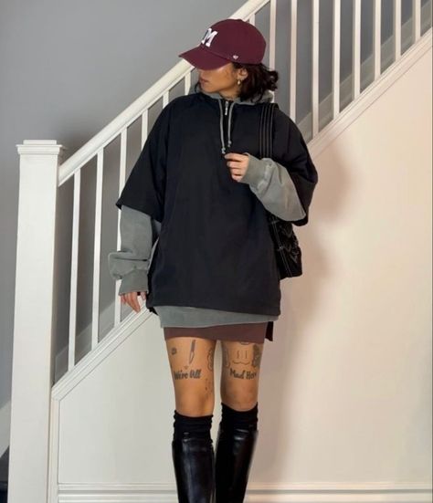 Oversized Hoodie With Knee High Boots, Sweatshirt Dress With Boots, Hoodie Mini Skirt Outfit, Hoodie Skirt Outfits Black Women, Oversized Hoodie Outfit Black Women, Mini Skirt And Hoodie Outfit, Hoodie And Boots Outfit, Oversized Hoodie Outfit Winter, Oversized Hoodie And Skirt Outfit