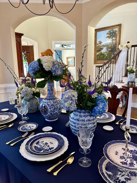 Chinoiserie Wreath, Blue And White Table Setting, Holiday Place Settings, Willow Flower, Blue Willow Dishes, Dining Interior, Blue Delft, Dining Etiquette, Blue And White Chinoiserie