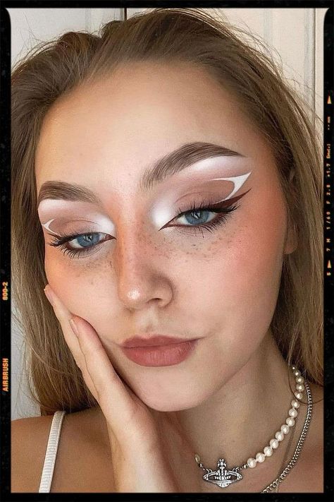 Line Makeup Art, White Makeup Looks Aesthetic, Eyeliner Styles Graphic, Two Color Graphic Liner, Detailed Eyeliner Looks, Face Paint Eyeliner, Graphic Brown Eyeliner, White Graphic Eyeliner Ideas, Cute White Makeup Looks