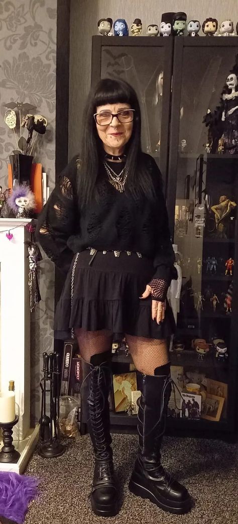 Lazy Goth Outfits, Chubby Goth Outfit, Chubby Goth, Elder Goth, Goth Outfit Inspo, Goth Outfit Ideas, Dark Beauty Photography, Goth Outfit, Arte Punk