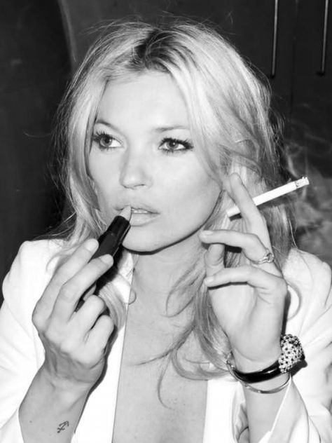 Now that’s talent. Lipstick in one hand, cigarette in the other. Here’s Kate Moss while at Cannes Film Festival Kate Moss Iconic Photos, Kate Moss Makeup, Kate Moss Lipstick, Moss Fashion, Kate Moss Style, Queen Kate, Miss Moss, Gisele Bündchen, Linda Evangelista