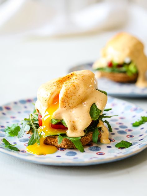 Quick and easy Keto Eggs Benedict topped with creamy avocado and spicy Sriracha Hollandaise sauce. Ready in just 20 minutes, this low-carb breakfast is perfect for any day of the week! Keto Eggs Benedict, Keto Eggs, Easy Hollandaise, Easy Hollandaise Sauce, Recipe For Hollandaise Sauce, Hollandaise Sauce, Perfect Keto, No Sugar Foods, Low Carb Breakfast