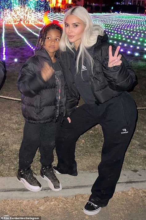 Classic Vans Outfit, Kim Kardashian Shoes, Vans Shoes Outfit, Kim Kardashian Family, Kardashian Beauty, Dress And Sneakers Outfit, Saint West, Kylie Jenner Look, Kim Kardashian Outfits