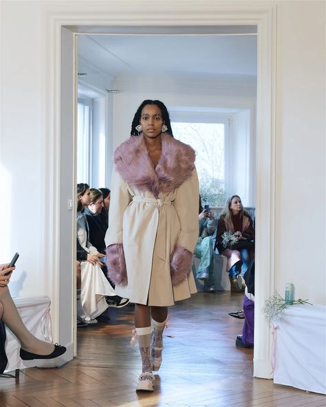 Florentina Leitner Fashion show, Runway, Ready To Wear Fall Winter 2024, Paris Fashion Week, Runway Look Runway Ready To Wear, Fashion Show Runway, Paris Fashion Week Runway, Velvet Sneakers, Fall Winter 2024, Fashion Week Runway, Confident Woman, Iconic Movies, Fashion Show Collection