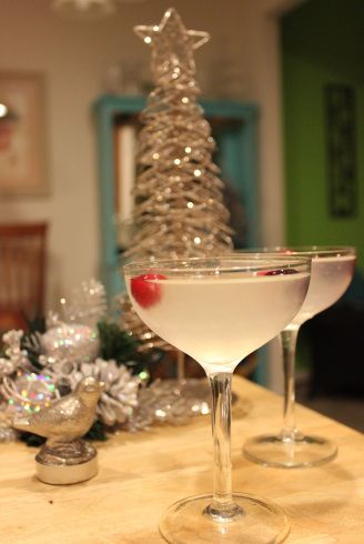 White Cranberry Martini, Winter Wonderland Cocktail, Big Fireplace, Christmas Beverages, Cranberry Martini, Holiday Martinis, Christmas Cocktails Easy, Elf Party, Xmas Drinks