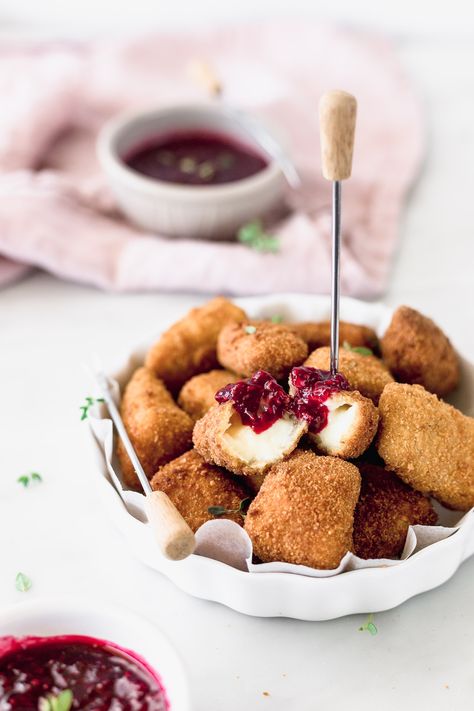 Fried Camembert with Raspberry and Sparkling Wine Compote | Cravings Journal Fried Camembert, Chilli Chutney, Apricot Recipes, Raspberry Sauce, Entertaining Recipes, Christmas Cooking, Milk Recipes, Breakfast Recipes Easy, Sparkling Wine