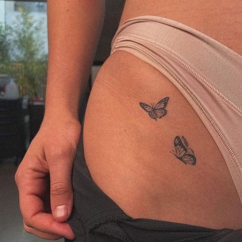 Butterfly Thigh Tattoo, Side Hip Tattoos, Tato Paha, Hip Tattoo Small, Butterfly Wrist Tattoo, Tato Minimal, Hip Thigh Tattoos, Butterfly Tattoos For Women, Hip Tattoos Women