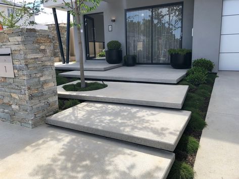 Modern Exterior Stairs Design Ideas, Front Porch Driveway Ideas, Modern Front Steps, Floating Steps, A Modern House, Modern Backyard Landscaping, Garden Stairs, Exterior Stairs, Floating Stairs