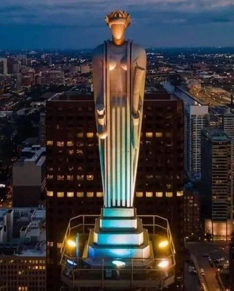 Art Deco | Three-story Art Deco Statue of the Goddess Ceres top of the Chicago Board of Trade Building, 1929 Chicago, Illinois by Architect, Holabird & Root | Facebook Chicago Board Of Trade Building, Art Deco Chicago, Chicago Board Of Trade, Deco Statue, Art Deco Statue, Statue Art, Story Art, My Kind Of Town, Art Deco Architecture