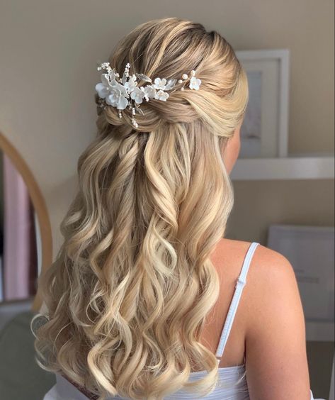 Wedding Hair Ideas Bridesmaid, Bridal Hair With Flowers And Veil Half Up Half Down, Hair Piece Wedding Hair Down, Half Up And Half Down Wedding Hairstyles, Wedding Make Up Blondes, Half Uo Half Down Bridal Hair, Prom Hair With Hair Piece, Brides With Long Hair, Prom Hairstyles With Hair Piece