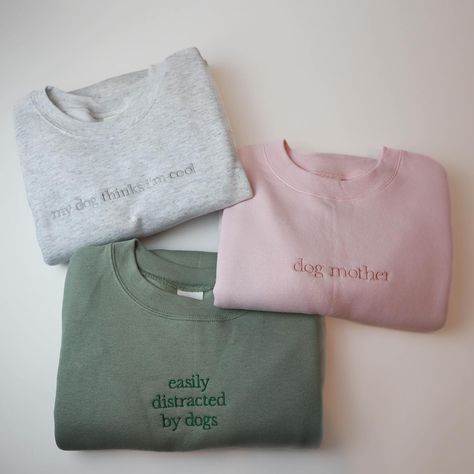 ✨👩‍🦰 Our Custom Text Crewnecks are officially live! 🐕💖 If you haven’t snagged yours yet, there’s still time to personalize your sweater with any text and thread color you want. Choose from 3 cozy crewneck colors and make a statement this fall! 🍂🛒 Shop now and elevate your autumn style. Click the link in bio to grab yours before they’re gone! #CustomCrewnecks #DogMomFashion #FallStyle #ShopNow Preppy Embroidery Designs, Dog Mom Embroidered Sweatshirt, Christmas Embroidery Sweatshirts, Custom Sweatshirt Ideas, Inspirational Sweatshirts, Crewneck Sweatshirt Outfit, Family Sweatshirts, Custom Embroidered Sweatshirt, Soft Sweaters