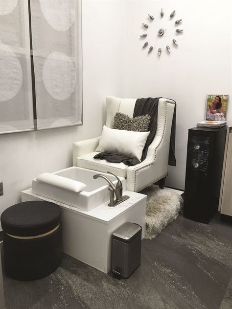 http://www.nailsmag.com/article/116519/out-of-this-world-design-at-cosmic-nails Salon Suite Design, Home Nail Salon Ideas, Cosmic Nails, Nail Room Ideas, Pedicure Station, Nail Salon Interior Design, Suite Design, Spa Room Decor, Salon Suites Decor