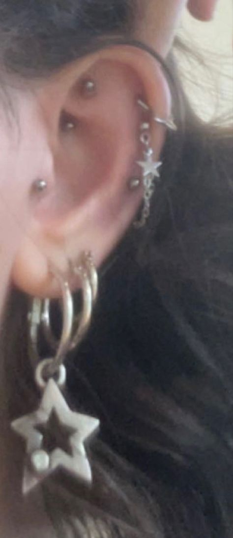 Ear Piercing Astethic, Multiple Ear Piercings Aesthetic Grunge, Alt Ear Piercing Ideas, Ear Piercing Ideas Silver Grunge, Grunge Earrings Piercings, Ear Piercings Grunge, Y2k Piercings, Alt Piercings, Piercings Grunge